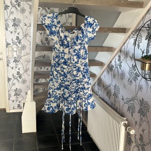 Kläder - Bild 1. En sommarklänning i storlek S Bild 2. En blå hoodie utan armar i storlek XS Bild 3. En varm stickad tröja i storlek XS