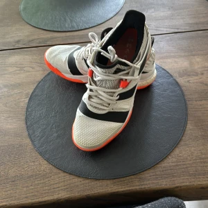 Adidas handbollskor - Säljer nu mina hanbolls skor som är för små. Skick: 7/10. Vid frågor så skriv till mig😊