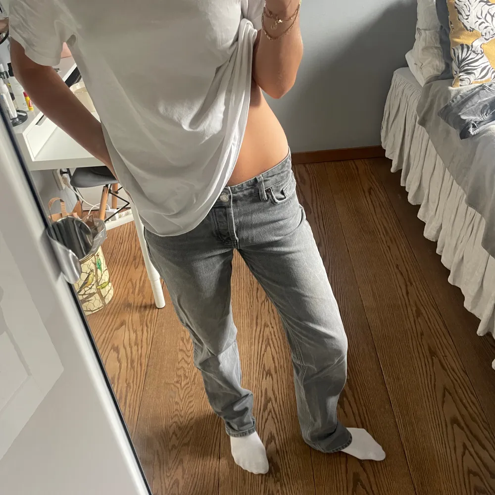 Grå jeans från zara. 34 men passar även 36🥰. Jeans & Byxor.