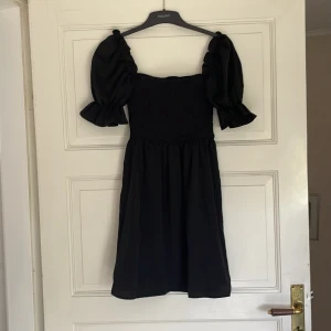 Klänning - Svart klänning från shein. I oanvänt skick. Storlek S.Skickar mer bilder om de efterfrågas. Fraktkostnad tillkommer 💕