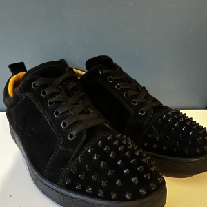 Louboutin skor  - Tja! Säljer dessa feta Louboutin skor i storlek 43, Dem är i bra skick och har behandlats väl, Box, Dustbag, extra snöre samt spikes tillkommer och allt annat OG.   Pris: 2499kr  / Axel