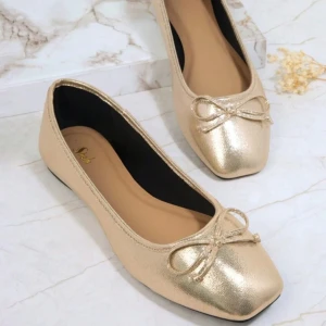 Guldiga ballerinaskor - Ett par supersöta guldiga ballerinaskor💕Aldrig använda, endast testade. Säljer då de var för stora💞 frakt tillkommer & hör av er vid frågor💗 storleken är 7.5 vilket motsvarar 38, men skulle säga att de passar 39 bättre💗