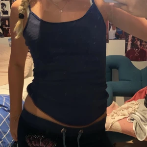 Linne  - Mörkblått linne så fint o bra skick! Har du frågor eller vill ha fler bilder skriv💝💝