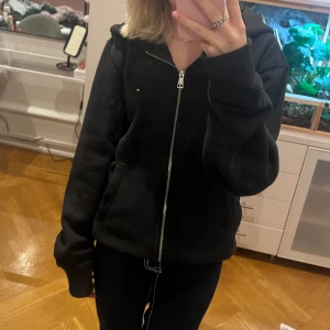Tommy Hilfiger hoodie - Säljer den då den inte kommer till användning, den är använd 2-3 gånger och har inga täcken på användning. Priset går att diskutera😊.