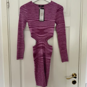 Klänning  - Denna klänningen är köpt från New Yorker och den är i storlek S. Aldrig använt. Priset + frakten 