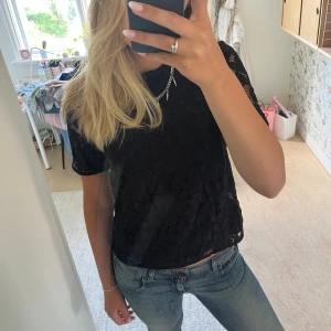 Svart spets topp - En super fin spets topp i svart från hm! 😍