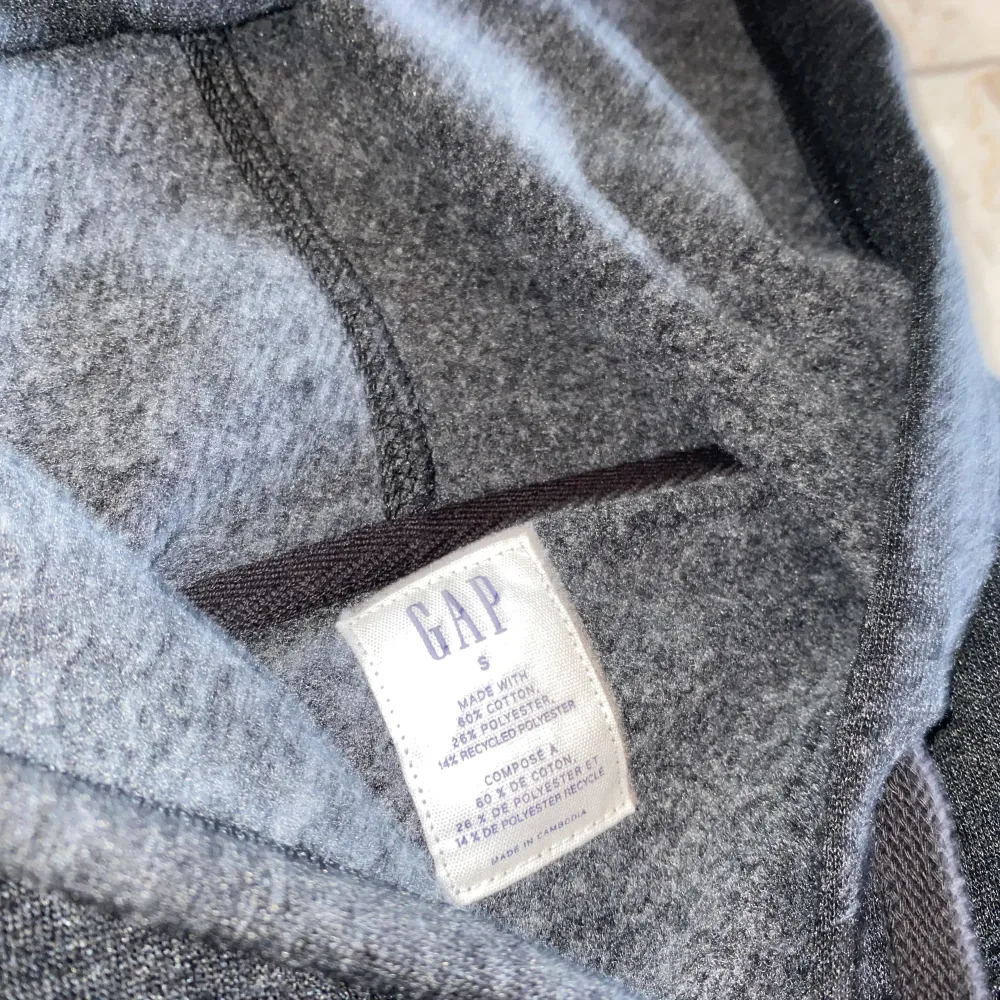 En grå Gap zip hoodie i storlek S🔥 Fint skick och stilig till sommaren! Kontakta vid minsta fråga🔔. Hoodies.