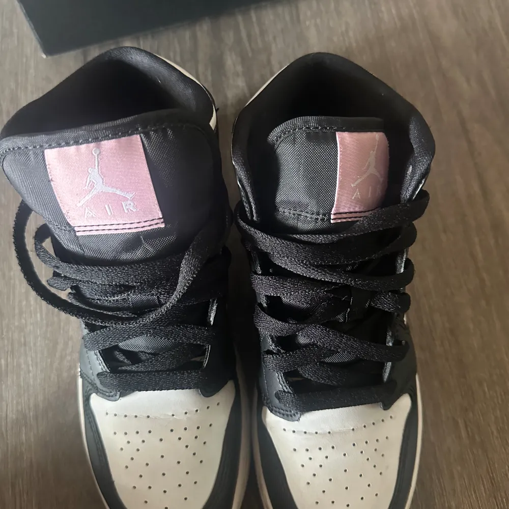 Nike jordans 1 mid i färgen white artic pink black. Fint skick . Skor.