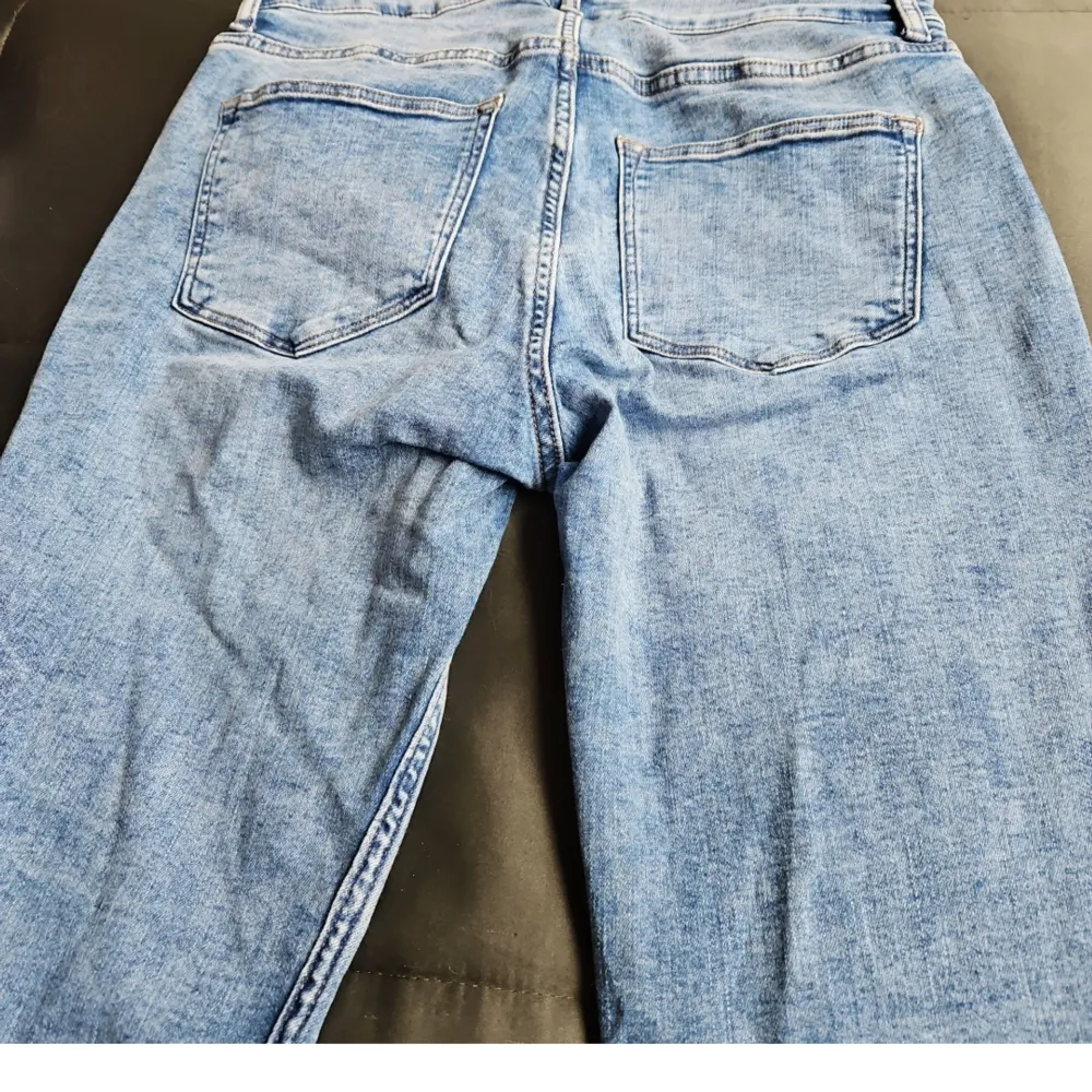 Oanvända ljusblå skinny jeans med knapp och dragkedja i strl 36. Katt finns I hemmet. Jeans & Byxor.