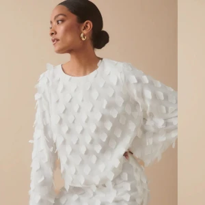 Vit blus  - Vit blus från Gina Tricot som endast är använd 1 gång, så i nyskick💕