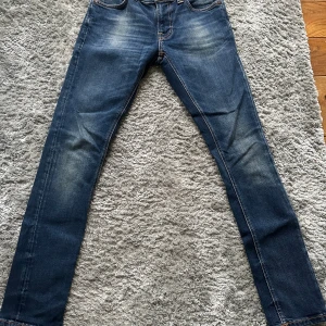 Nudie jeans - Nudie jeans i färgen blå. Väldigt snygga jeans som knappt är använda  Size 26-30