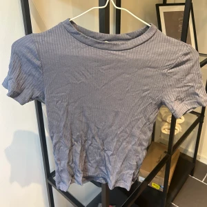 Grå/blå t-shirt - Använd fåtal gånger, därmed mycket bra skick. 