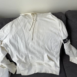 Calvin klein hoodie - Vit ck hoodie, använd men i bra skick. Storlek medium kan passa large om man är smal