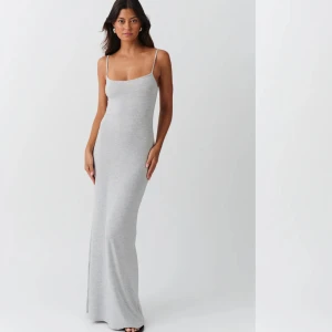 Grå lång klänning - Grå lång klänning ifrån Gina tricot💞