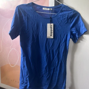 Blå t-shirt - T-shirt från Kappahl med prislapp kvar, i ny skick. 