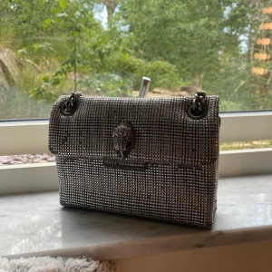 Kurt geiger väska  - Jättefin märkes väska köpt för 2-3 år sedan för 3 500. Den är silver o skimrar! 