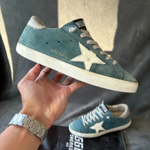 Golden goose skor - Golfen goose skor i väldigt fint skick🌟| originalstorlek: 41,5 | Men passar mer storlek 42 | innermått stax över 27 cm. Dustbag ingår📩Hör av dig vid mista fråga eller fundering🫡😁
