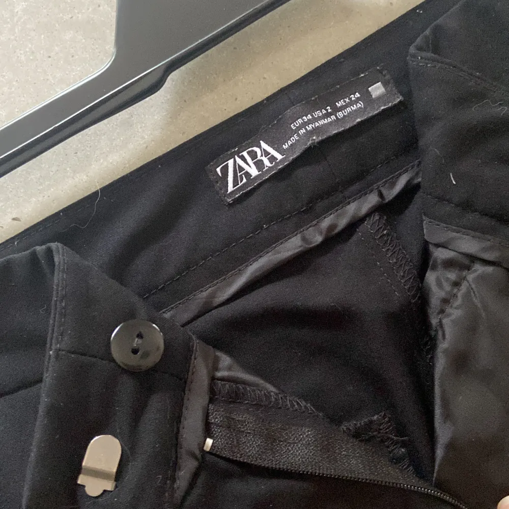 Snygga kostymbyxor från Zara strl XS (34). Jeans & Byxor.