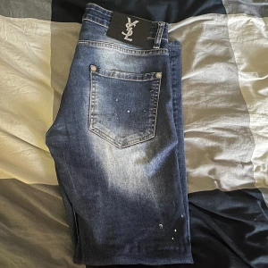 Saint Laurent Jeans! 🌟 - Tja! Säljer nu ett par riktigt fina slim jeans från YSL i mycket bra skick! Slitningar är från fabrik. Det är bara att skriva för fler bilder elr nån fundering 🤝