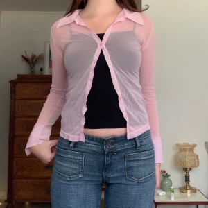 Meshtopp - Rosa kofta/skjorta i mesh med knappar framtill! Från Hennes alltså vintage H&M 🤎