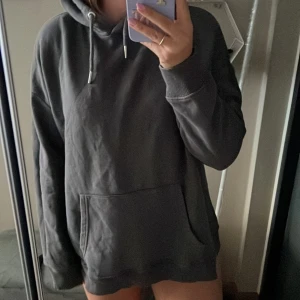 Grå hoodie  - En mörkgrå hoodie från Nelly. Sparsamt använd, fint skick! Storlek S 🩶