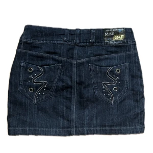 Söt jeanskjol - Supersöt mini jeanskjol med coola fickor där bra. Sitter fint på, är ca 33 cm lång. Storlek 38