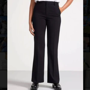 Kostymbyxor  - Svarta kostymbyxor i modellen Fiona ifrån Lindex. Byxorna är flareleg i modellen men jag liknar även straightleg. Är i mycket bra skick