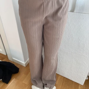 LOUNGE BYXOR - Lapp borttagen  Använda  Som nya, någon tråd vid byxkanten som hänger, ej synligt  Långa (168cm på bilden)  Lös passform Brun / Beige