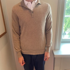 Kashmir Soft Goat Tröja - Bekväm och snygg Kashmir tröja som passar för alla tillfällen, i väldigt gott skick. Original pris 3000, kom privat för bud, finns inget pris  Tveka inte på att kontakta för mer bilder eller information, passar för en kille som är 14-16 år gammal