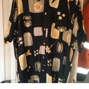 Det kjol och blus mönstrad. Stl XL. - Fint set blus och kjol med resår i midjan i storleken Xl/Xxl..mönstrad.