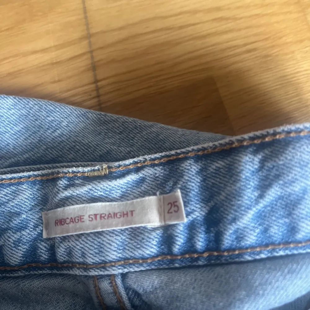 Levi's jeans i modellen ribcage straight🫶🏻 stl 25💕 fint skick!! . Jeans & Byxor.
