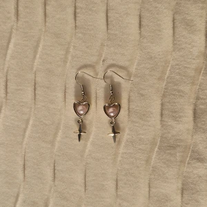 Y2K Heart Earrings - Y2K örhängen gjorda av silverfärgad metall och fina pärlor och hängen. Kontakt med vatten bör undvikas.☆●°○•☆●  Alla beställningar från oss kommer fint paketerade 🤍   @elleidesigns på insta och tiktok 🫶 