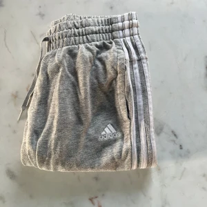 Adidas byxor - Gråa, storlek S/Xs använda Svart använda storlek xs/S Svart använda storlek s/xs