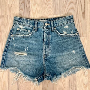 Jeansshorts  - Jättefina jeansshorts ifrån zara!🩷