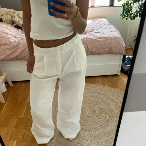 Zara linnebyxor - Säljer dessa superfina linnebyxorna från Zara! Knappt använda. Midjemått: 38 cm. Innerbenslängd: 78 cm. 🌷