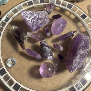 Ametist - En massa ametist i olika former och storlekar bla en pendel. Det finns råa spetsar, hängen råa bitar, trumlade ja allt möjligt. Hör av er kring prisförslag så kommer vi överens om något rimligt. <3  Endast Swish 