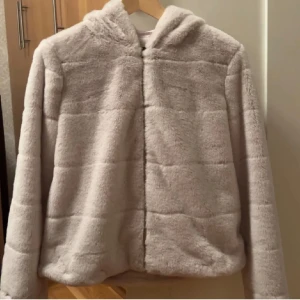 Pälsjacka - Säljer en pälsjacka eftersom den är för liten för mig💓den är endast testad och har prislappen kvar💓kom privat för fler bilder eller om du har några frågor💓