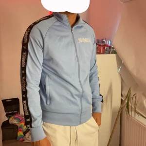 Hoodrich Hoodie - Säljer min hoodrich hoodie som är i bra skick använd några gånger men säljer flr den är för liten. Pris går att diskutera 