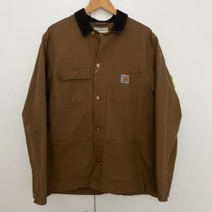 Carhartt Michigan Jacket - Du blir en Big Steppa i den här jackan och kommer känna dig som en rappare från Detroit på 90-talet 💯  Bra skick!