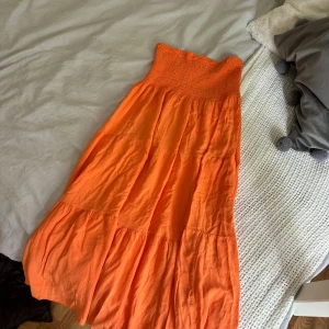 Långkjol - Orange låmgkjol perfekt till att åka utomlands. Säljer då den inte längre kommer till användning! Pris kan diskuteras vid snabbt köp! Tryck gärna på köp nu 💕