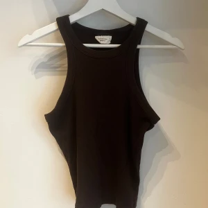 Mörkbrunt ribbat linne - Kika gärna in mina övriga annonser för liknande linnen ☺️