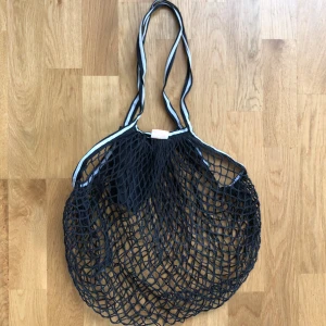 Tote bag strandväska - Superfin nät-totebag som funkar superfint tex på stranden. Har ett smart fack för tex mobil och nycklar (se bild 2) ❤️  Köpt vintage i Norge. Tryck gärna på köp nu! 🩷