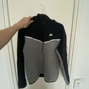Tjena, säljer min Grey and black Nike tech hoodie. Skicket 9/10. storlek M men passar även stl S. Var inte rädd för att ställa frågor😁