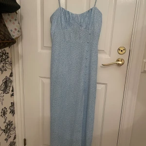 Blå långklänning - Använd några gånger, från Zara Man knyer själv där bak och med dragkedja