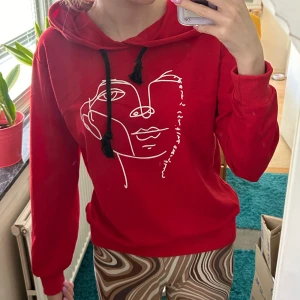 Tunn röd hoodie - Nästan aldrig använd, bra skick, från shein några år gammal, tunn.