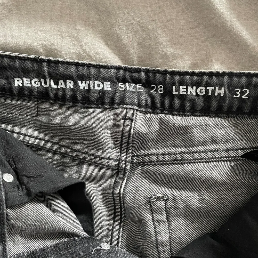 Säljer dessa jeans från bikbok då dom är försmå för mig och ligger mest i garderoben! Köpte dom för två år sedan och är endast testade🩷 Dom är lite för långa för mig som är 164! Hör gärna av dig vid fler frågor💕. Jeans & Byxor.