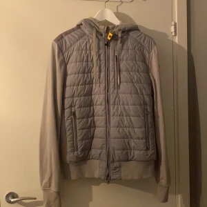 Parajumpers Cardigan -  Säljer dena parajumpers cardiganen har använts fåtal gånger skick 10/10 org pris 4000kr pris kan diskuteras!🧥