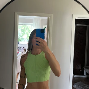 Linne  - Grönt linne från New yorker i storlek S. Bra skick. Köparen står för frakten men kan mötas i Kalmar. 