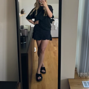 Svart linnekjol  - Kjol i linne från Nelly, strl 36. Använd fåtal gånger :)