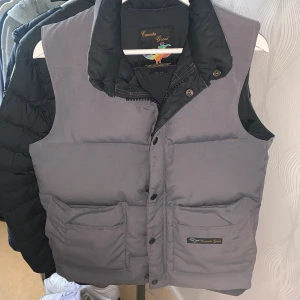 Äkta canada goose - Äkta canada goose väst i jättefint skick man kan tvätta den för att fräscha upp den lite, äldre modell därför inte märket på bröstet 